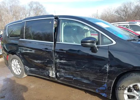 2023 Chrysler Pacifica Touring L z USA, uszkodzony, nr VIN 2C4RC1BG6PR624903